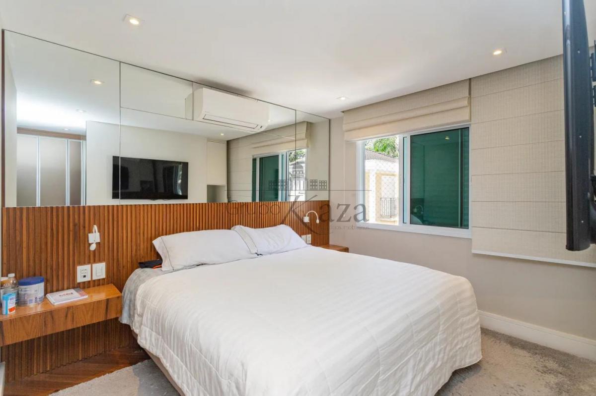 Casa em Condomínio – Campo Belo – 4 Suítes – 3 Vagas – 385m².