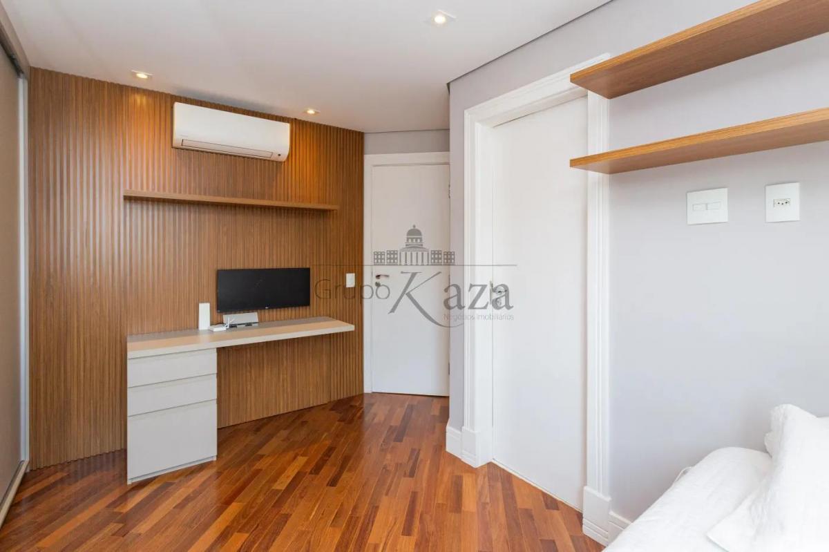 Casa em Condomínio – Campo Belo – 4 Suítes – 3 Vagas – 385m².
