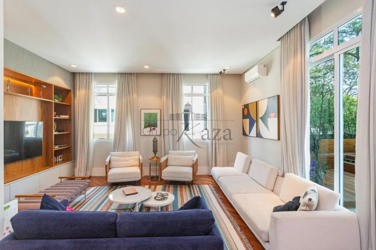 Casa em Condomínio – Campo Belo – 4 Suítes – 3 Vagas – 385m².
