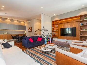 Casa em Condomínio – Campo Belo – 4 Suítes – 3 Vagas – 385m².