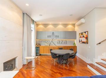Casa em Condomínio – Campo Belo – 4 Suítes – 3 Vagas – 385m².