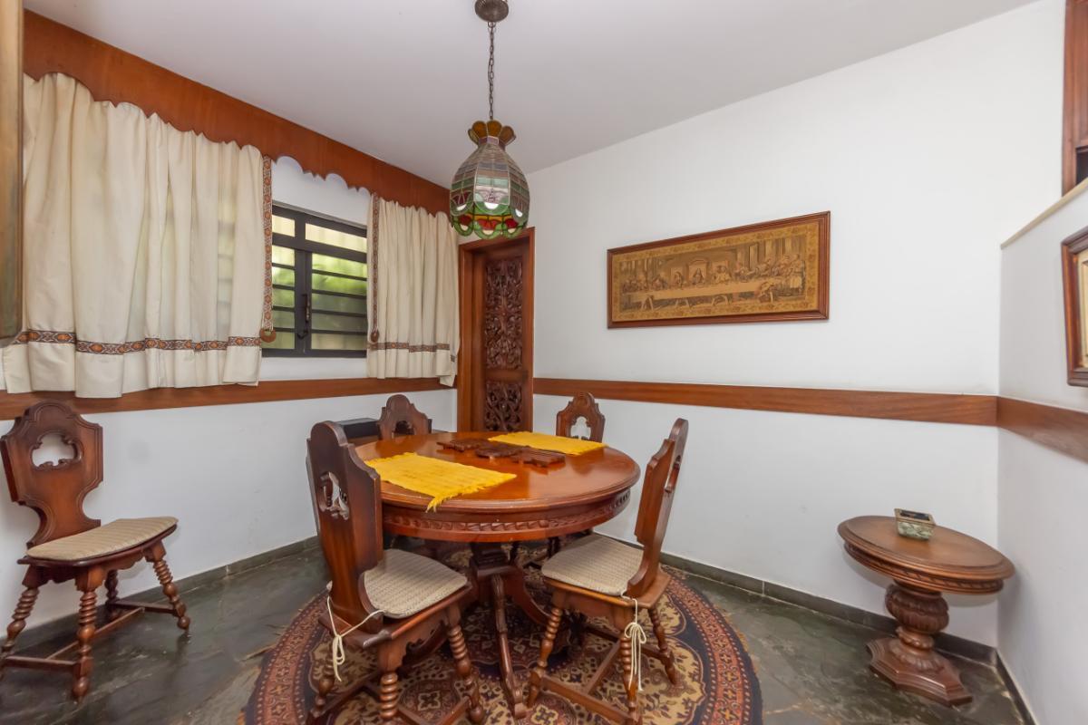Confortável casa tipo para venda em Campo Belo com 5 quartos, sendo 4 suítes, 324.72m² – remaxincorp