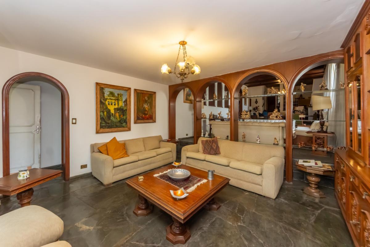 Confortável casa tipo para venda em Campo Belo com 5 quartos, sendo 4 suítes, 324.72m² – remaxincorp