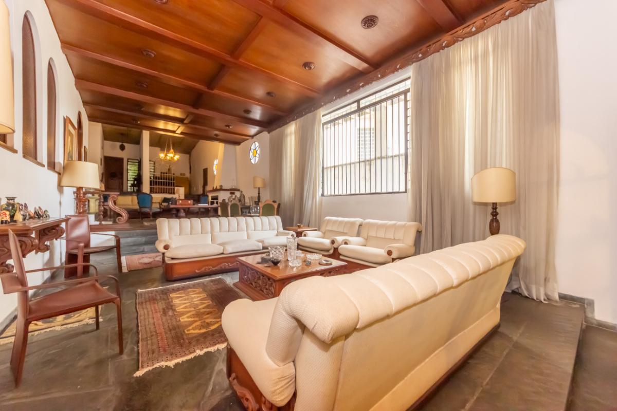 Confortável casa tipo para venda em Campo Belo com 5 quartos, sendo 4 suítes, 324.72m² – remaxincorp