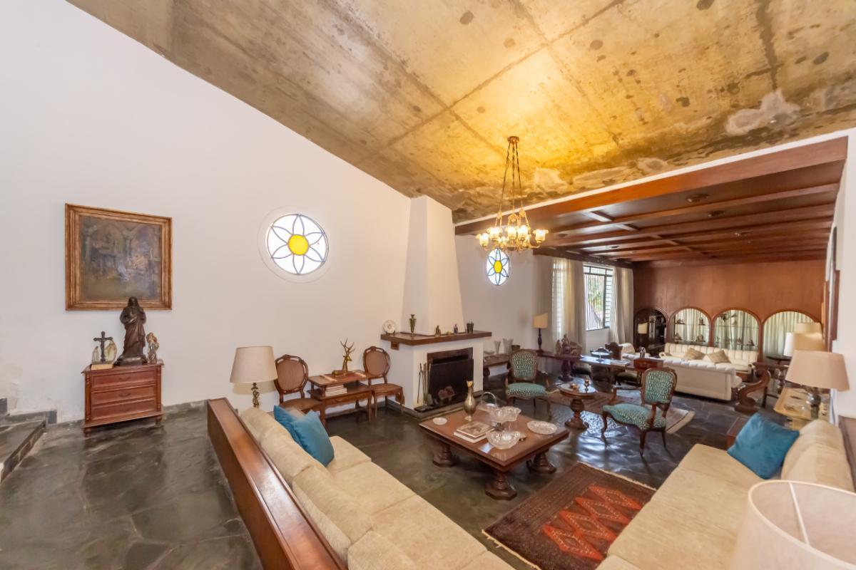 Confortável casa tipo para venda em Campo Belo com 5 quartos, sendo 4 suítes, 324.72m² – remaxincorp