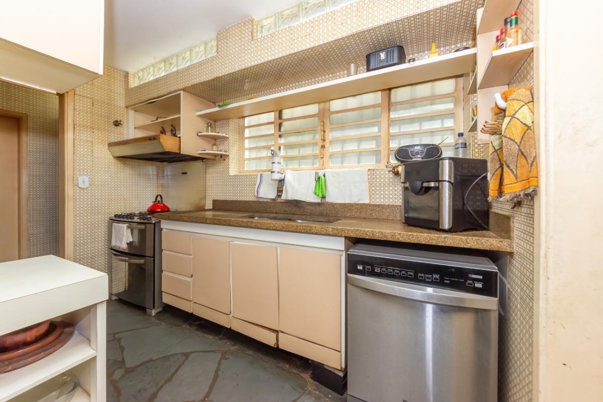 Confortável casa tipo para venda em Campo Belo com 5 quartos, sendo 4 suítes, 324.72m² – remaxincorp