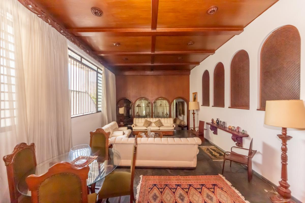 Confortável casa tipo para venda em Campo Belo com 5 quartos, sendo 4 suítes, 324.72m² – remaxincorp