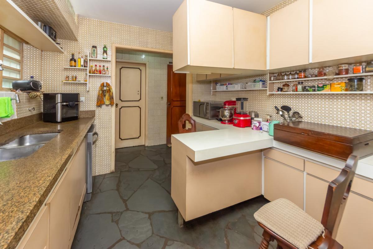 Confortável casa tipo para venda em Campo Belo com 5 quartos, sendo 4 suítes, 324.72m² – remaxincorp