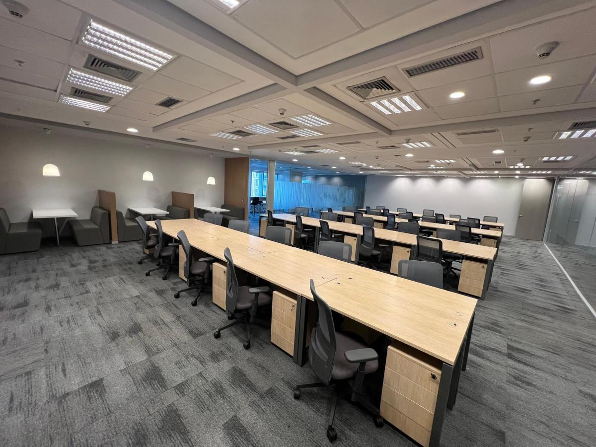 Alugue um escritório de grande dimensão para 20 pessoas em Regus EZ Tower