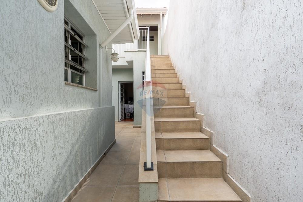 Casa à venda na Rua Heitor Penteado com 132m² 4 Quartos 1 Suíte na Edícula Potencial Comercial