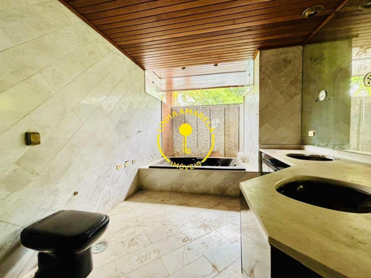 Casa com Amplo Espaço, Vista para Praça e Localização Privilegiada no Jardim Guedala