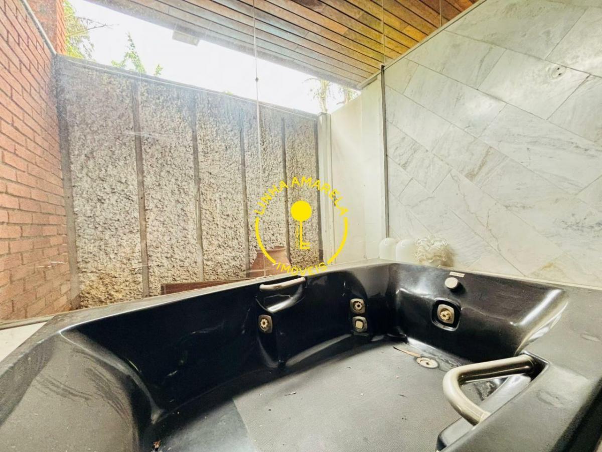 Casa com Amplo Espaço, Vista para Praça e Localização Privilegiada no Jardim Guedala