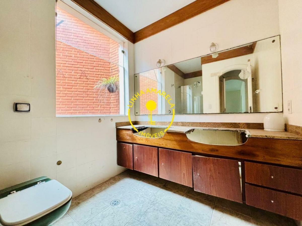 Casa com Amplo Espaço, Vista para Praça e Localização Privilegiada no Jardim Guedala