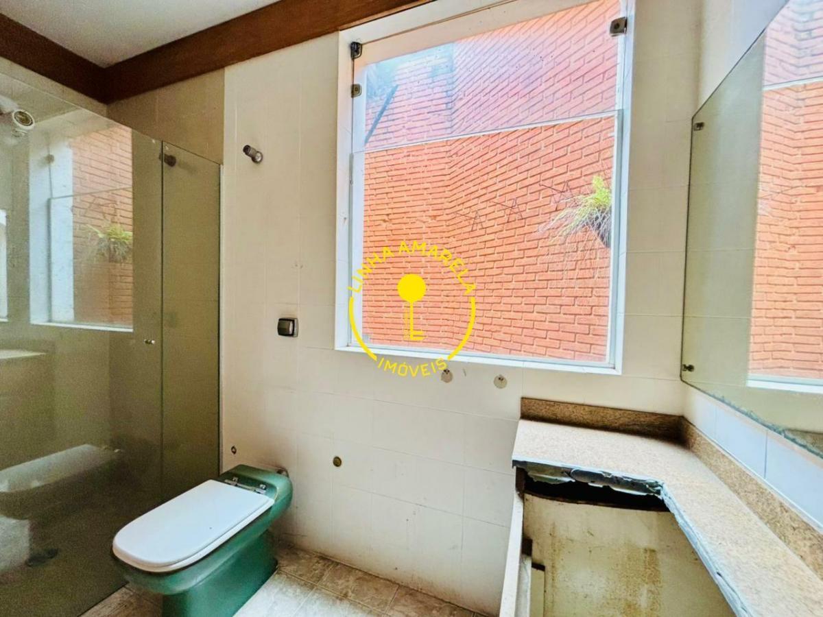 Casa com Amplo Espaço, Vista para Praça e Localização Privilegiada no Jardim Guedala
