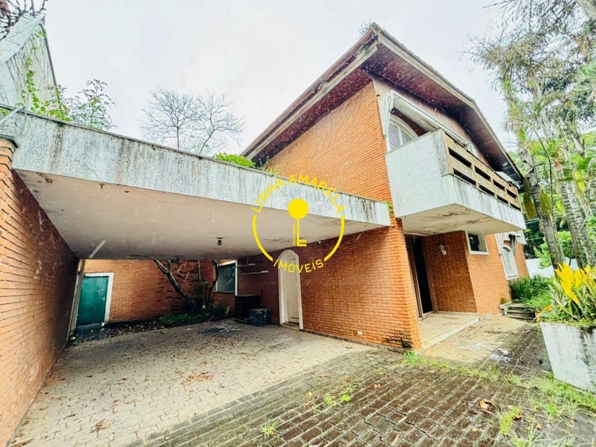 Casa com Amplo Espaço, Vista para Praça e Localização Privilegiada no Jardim Guedala