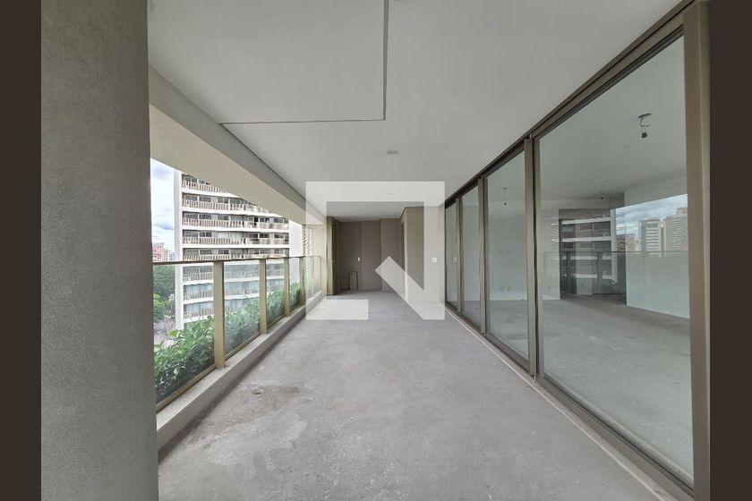 Apartamento à Venda – Moema, 3 Quartos, 221 m² – São Paulo