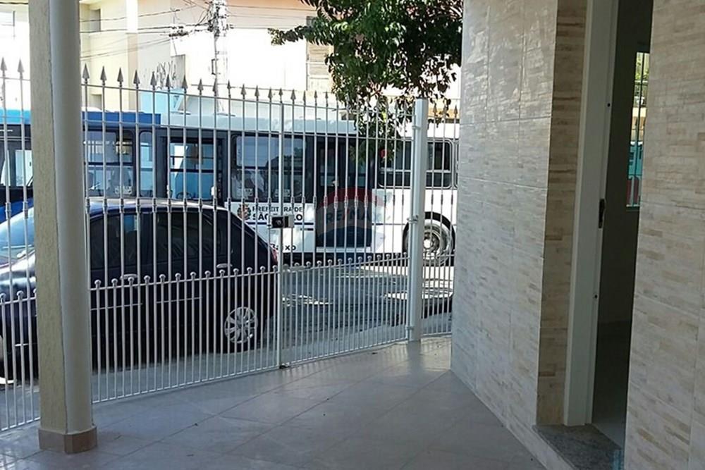Sobrado Reformado com Terraço e 3 Quartos em SP!