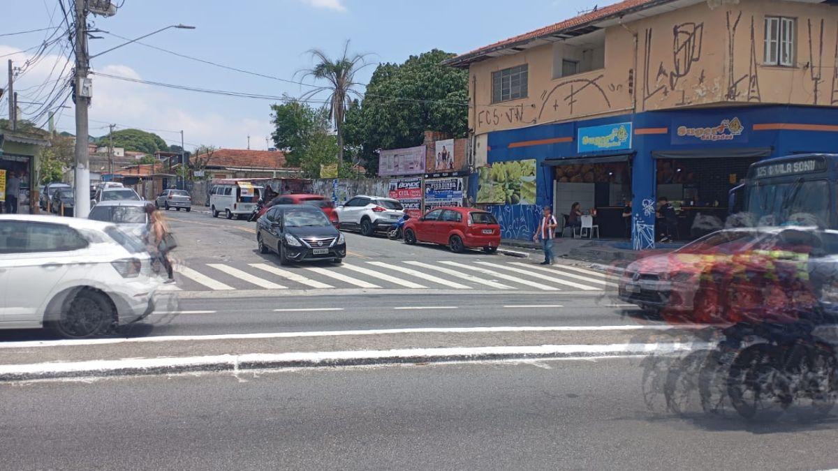 VENDO UMA LINDA ÁREA PLANA ÓTIMA PARA CONSTRUTORA NO CAMPO LIMPO