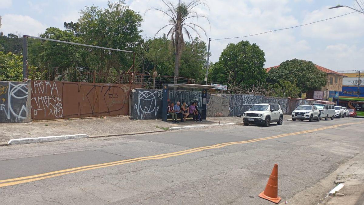 VENDO UMA LINDA ÁREA PLANA ÓTIMA PARA CONSTRUTORA NO CAMPO LIMPO