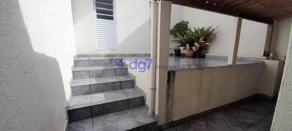 Casa assobradada com 2 dormitórios, 1 vaga garagem e edícula!