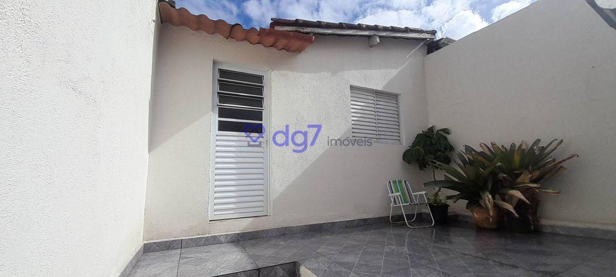Casa assobradada com 2 dormitórios, 1 vaga garagem e edícula!
