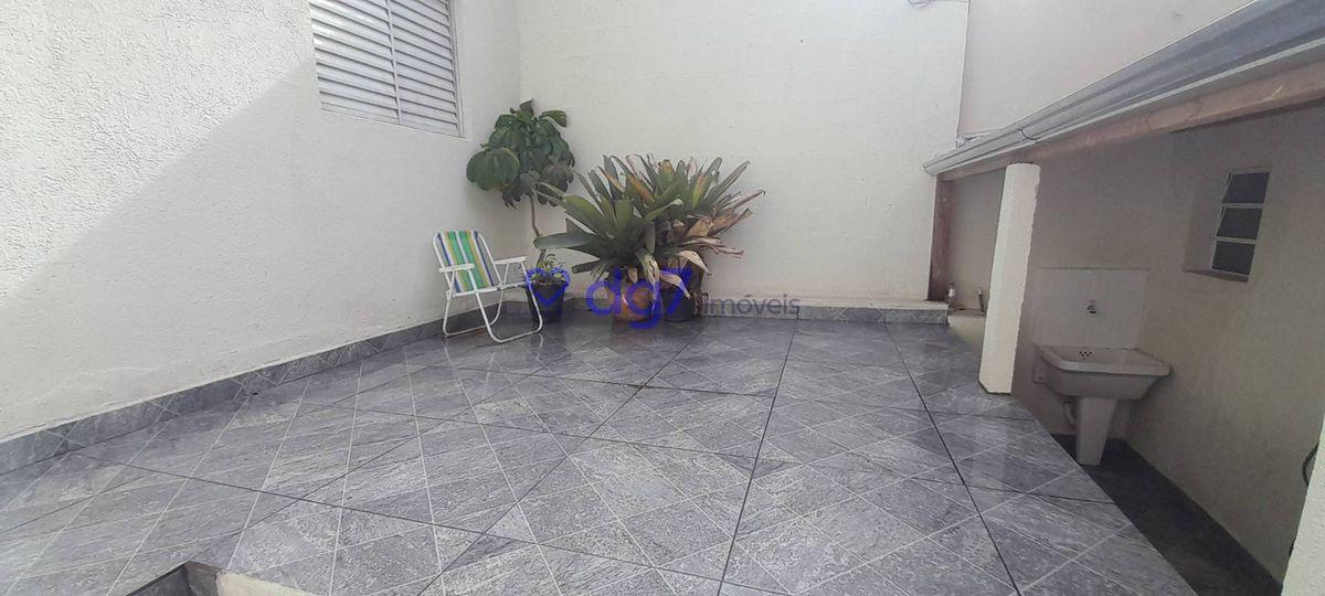 Casa assobradada com 2 dormitórios, 1 vaga garagem e edícula!