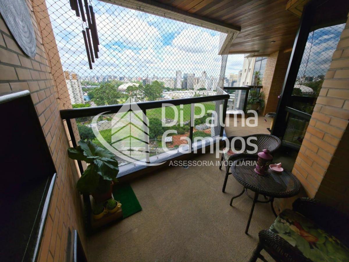 Apartamento com 267m², 4 suítes, varandas e próximo ao metrô no Paraíso