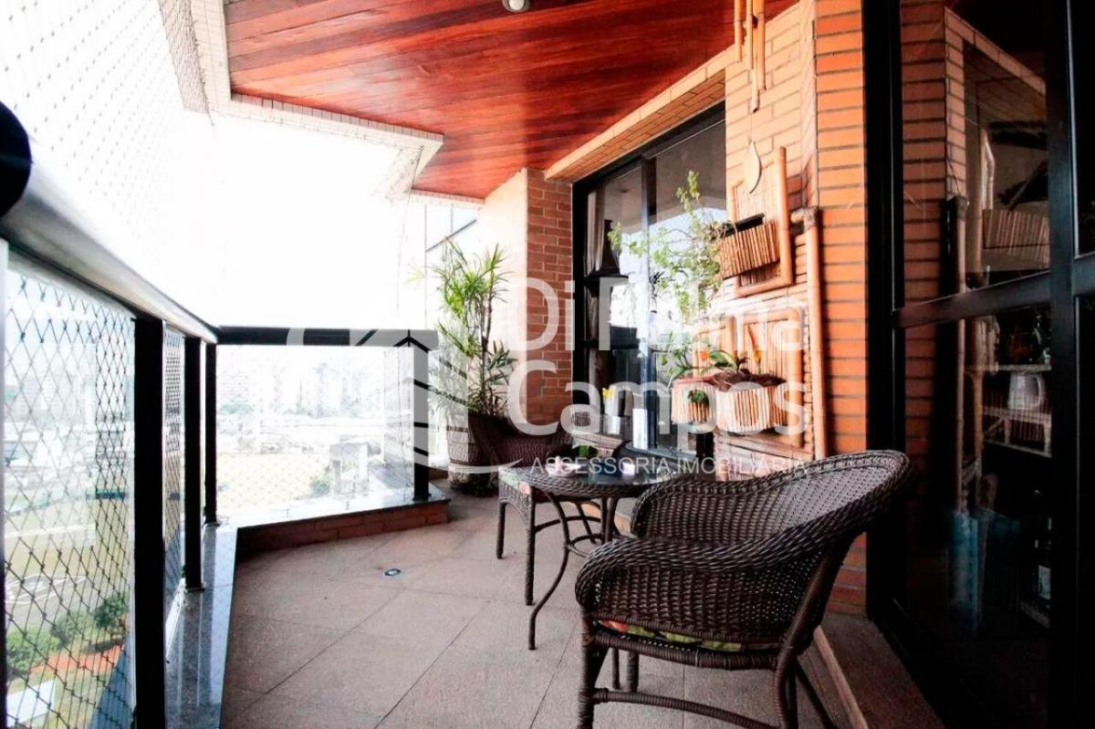 Apartamento com 267m², 4 suítes, varandas e próximo ao metrô no Paraíso