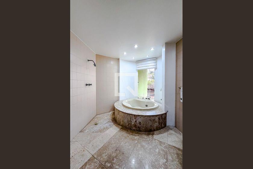 Casa à Venda – Vila Mariana, 3 Quartos, 920 m² – São Paulo