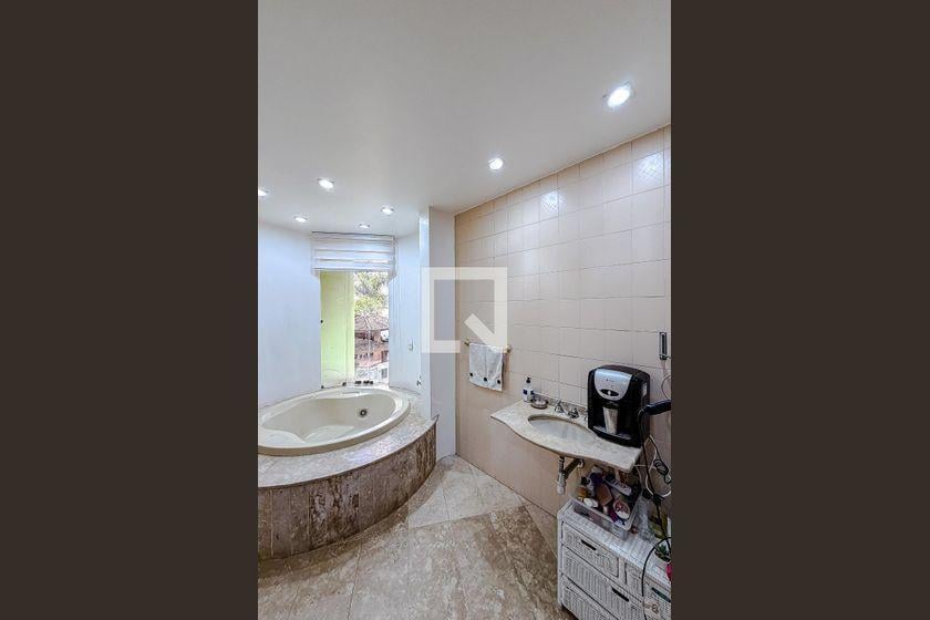 Casa à Venda – Vila Mariana, 3 Quartos, 920 m² – São Paulo