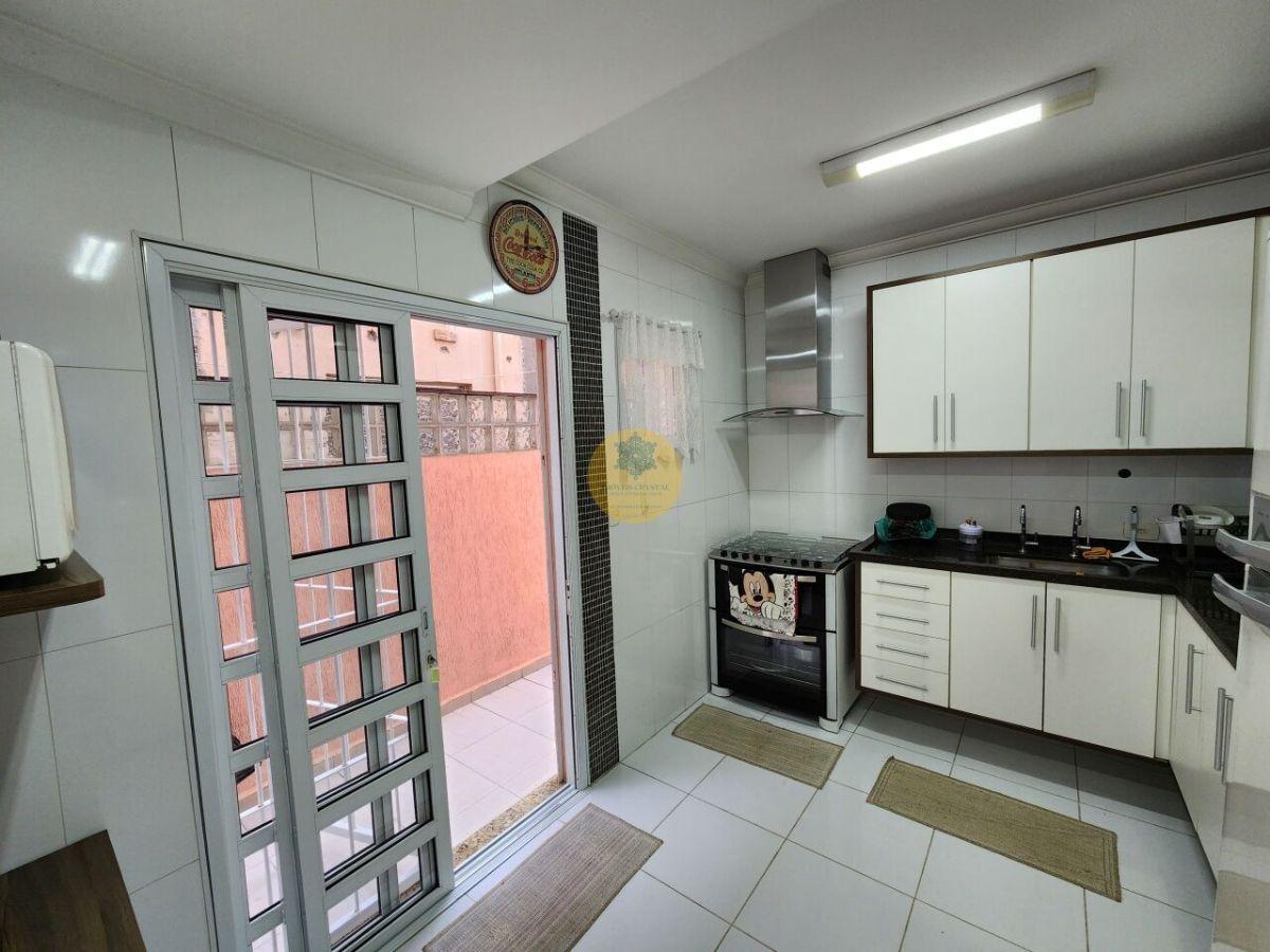 Ótimo sobrado de 165 m² com 03 dormitórios e 02 vagas na Vila Romana