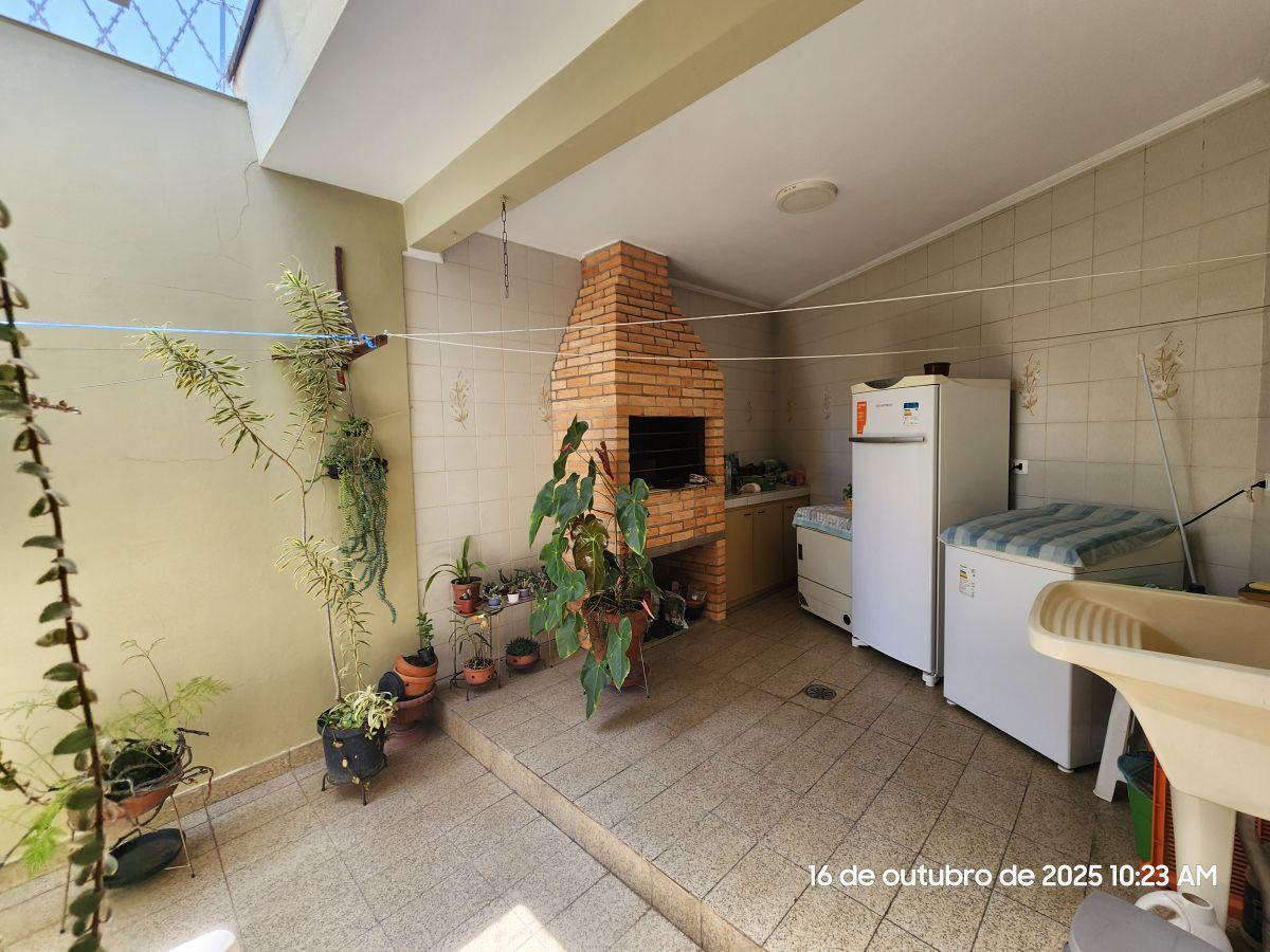 Excelente casa de 159 m² com 3 dormitórios e 04 vagas de garagem na Vila Ipojuca