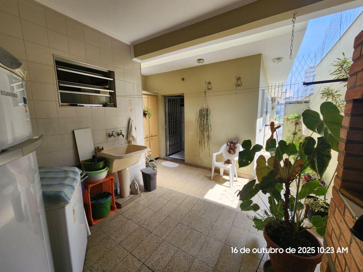 Excelente casa de 159 m² com 3 dormitórios e 04 vagas de garagem na Vila Ipojuca