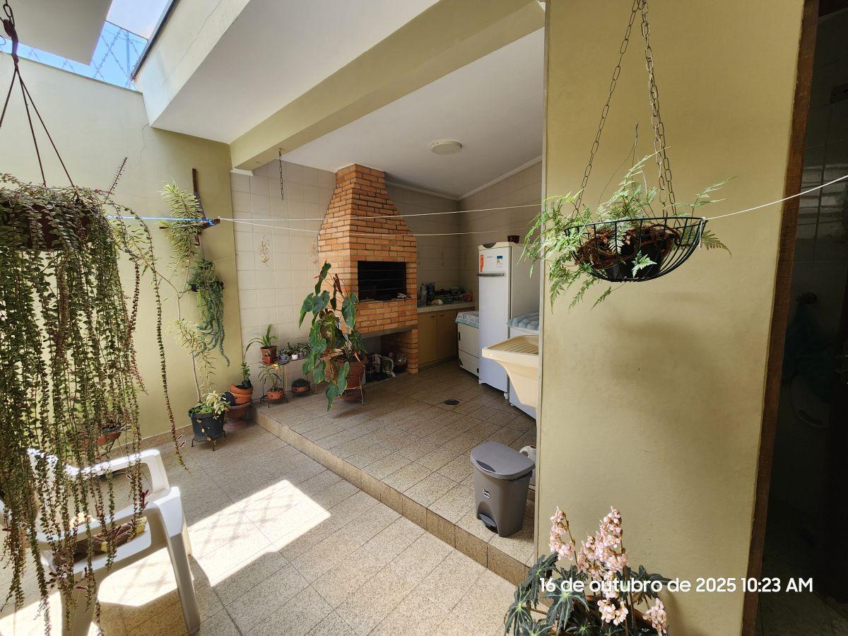 Excelente casa de 159 m² com 3 dormitórios e 04 vagas de garagem na Vila Ipojuca