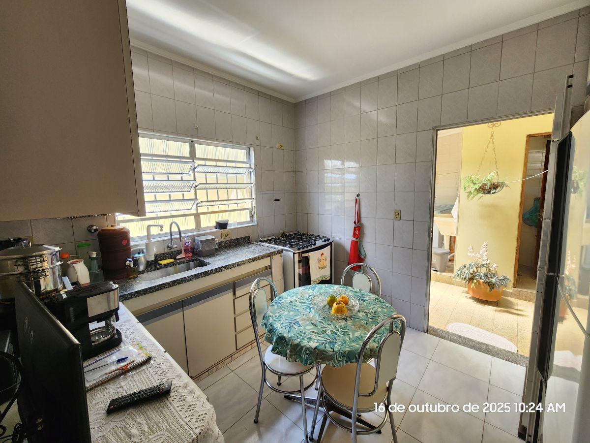 Excelente casa de 159 m² com 3 dormitórios e 04 vagas de garagem na Vila Ipojuca