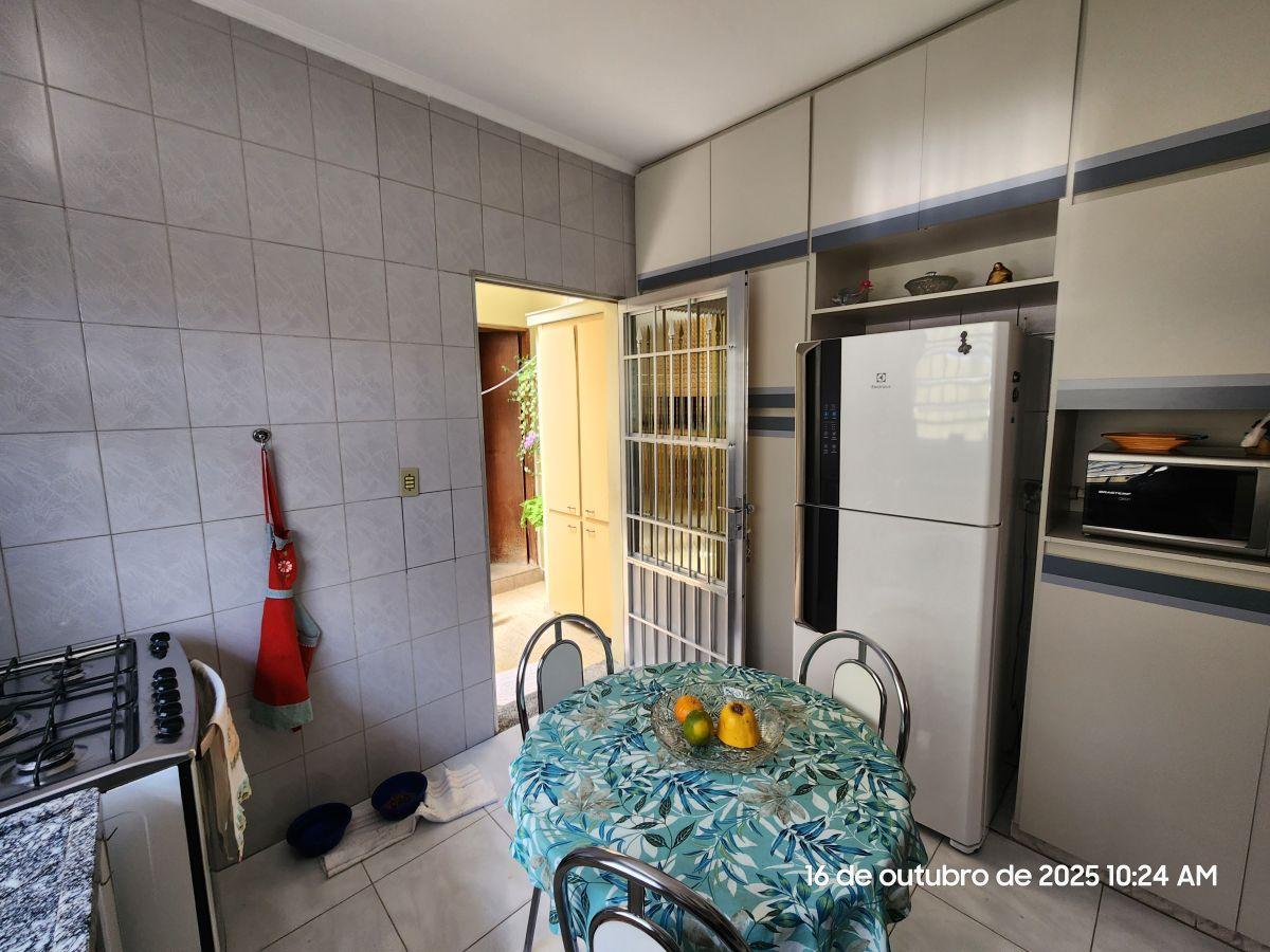 Excelente casa de 159 m² com 3 dormitórios e 04 vagas de garagem na Vila Ipojuca