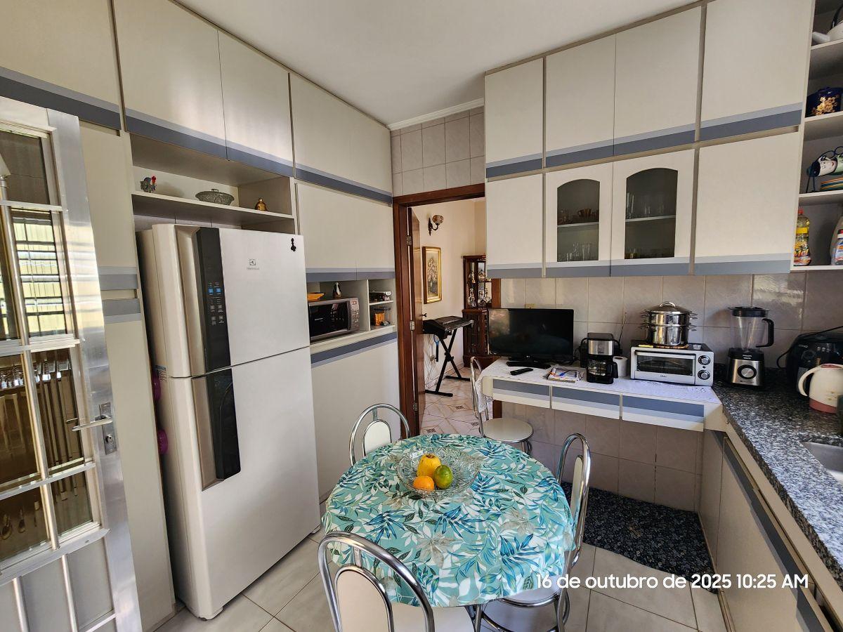 Excelente casa de 159 m² com 3 dormitórios e 04 vagas de garagem na Vila Ipojuca