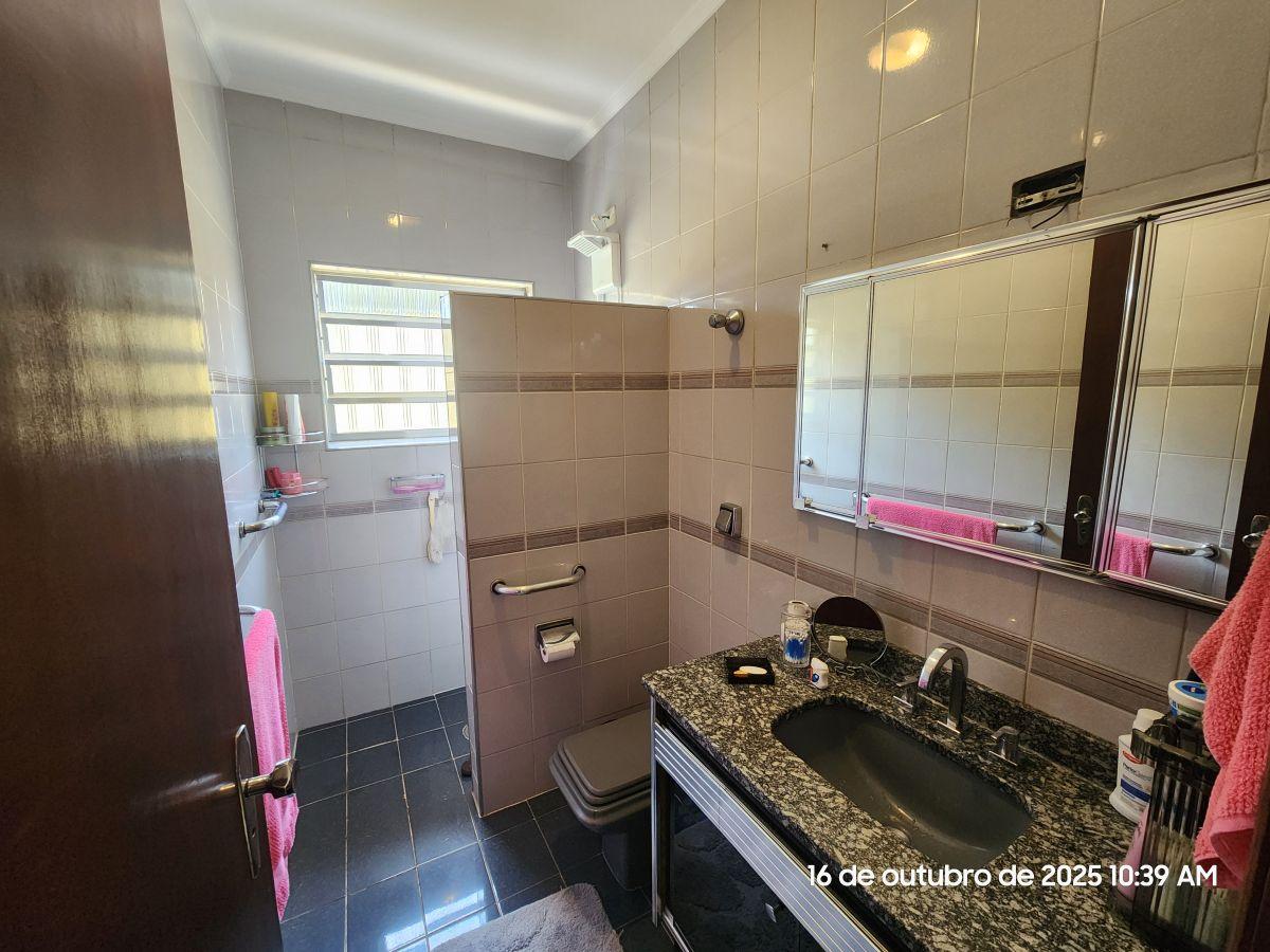 Excelente casa de 159 m² com 3 dormitórios e 04 vagas de garagem na Vila Ipojuca