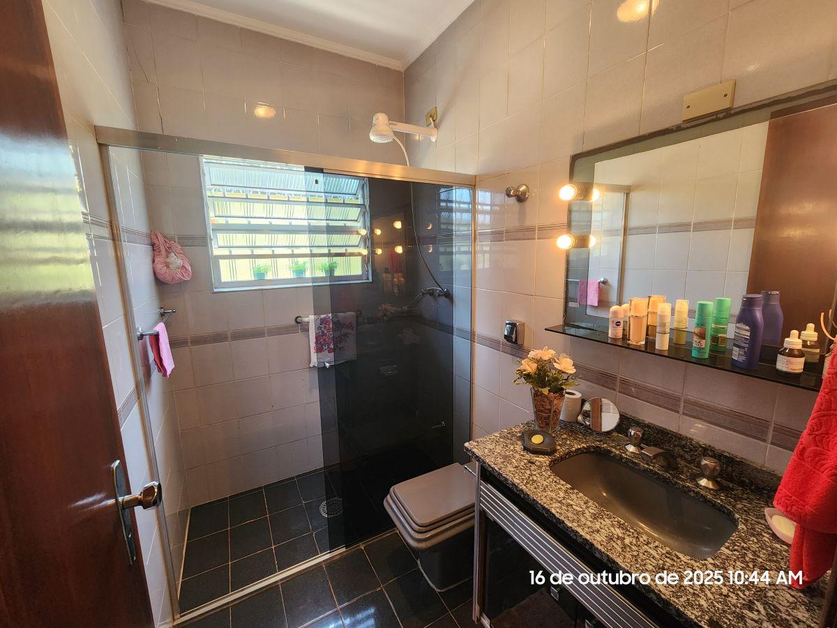 Excelente casa de 159 m² com 3 dormitórios e 04 vagas de garagem na Vila Ipojuca