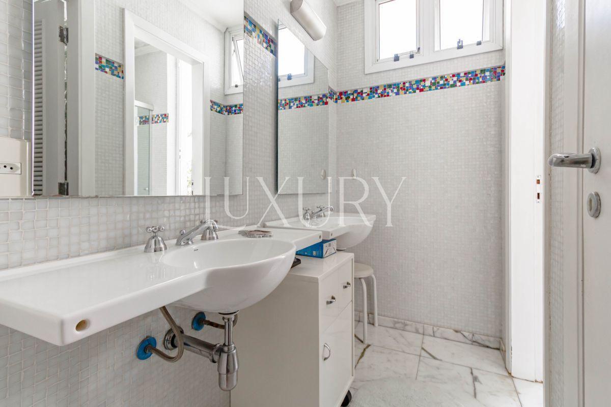 Casa com 352 m², 3 quartos sendo 1 suíte à venda no bairro Alto de Pinheiros.
