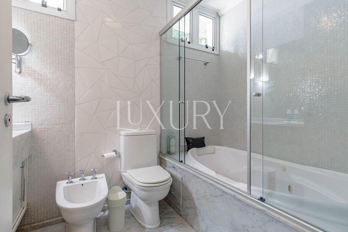 Casa com 352 m², 3 quartos sendo 1 suíte à venda no bairro Alto de Pinheiros.