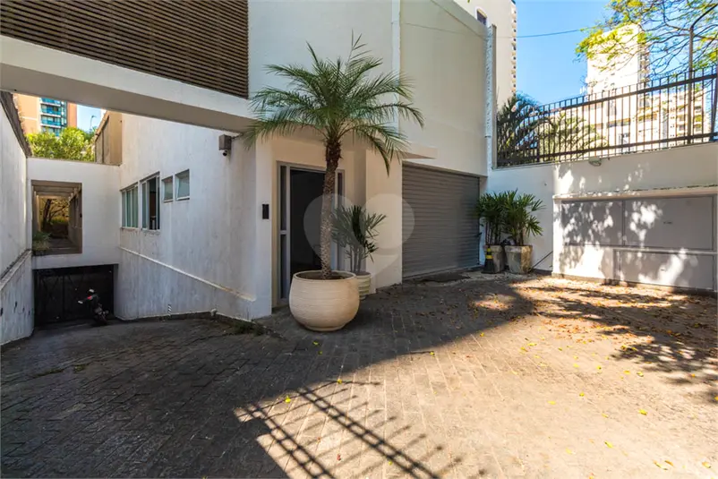 Prédio inteiro à venda em Moema – SP