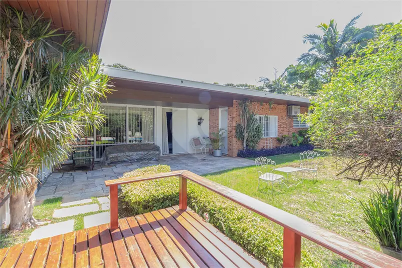 Casa térrea com 4 quartos à venda em Alto de Pinheiros – SP