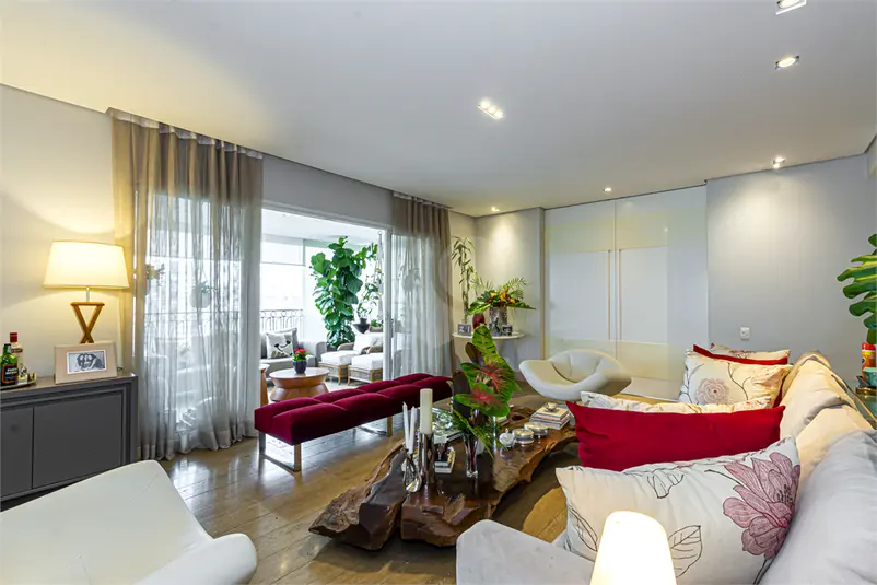 Apartamento com 4 quartos para alugar em Moema – SP