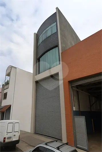 Prédio inteiro à venda em Pari – SP