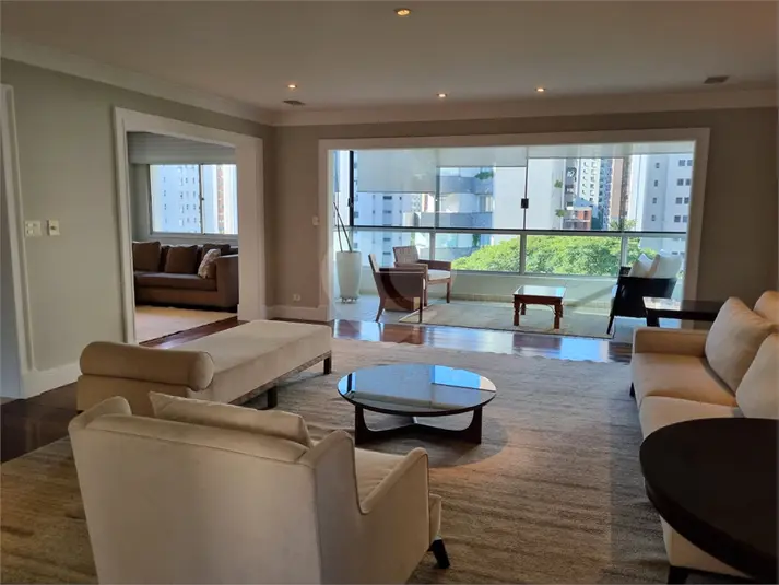 Apartamento com 3 quartos à venda ou para alugar em Moema – SP