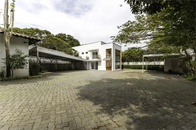 Sobrado com 4 quartos à venda em Alto de Pinheiros – SP
