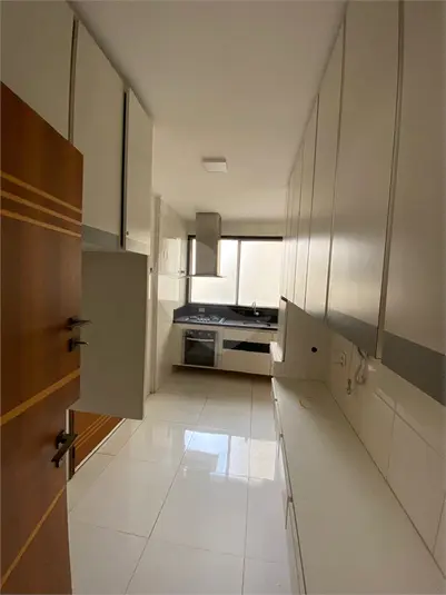 Apartamento com 3 quartos para alugar em Cerqueira Cesar – SP