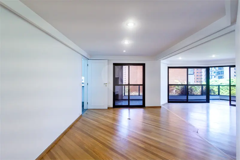 Apartamento com 3 quartos à venda ou para alugar em Moema – SP
