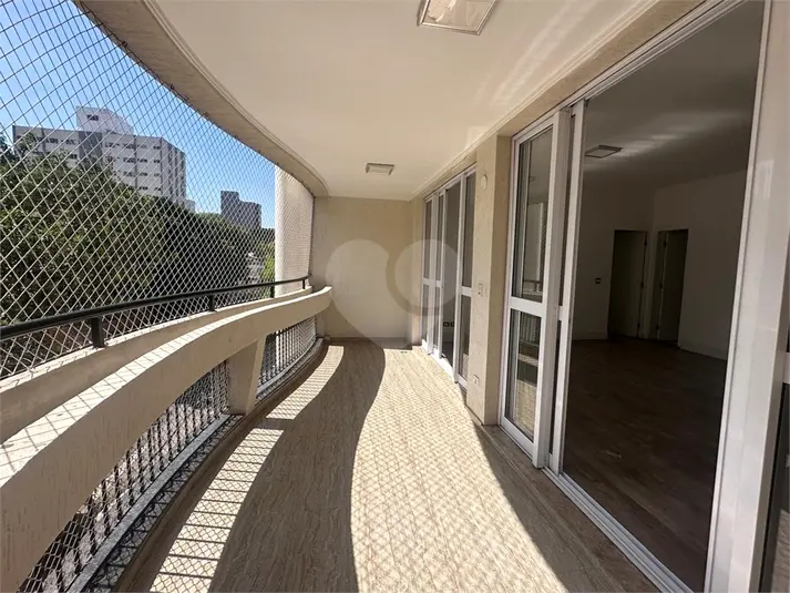 Apartamento com 3 quartos para alugar em Moema – SP
